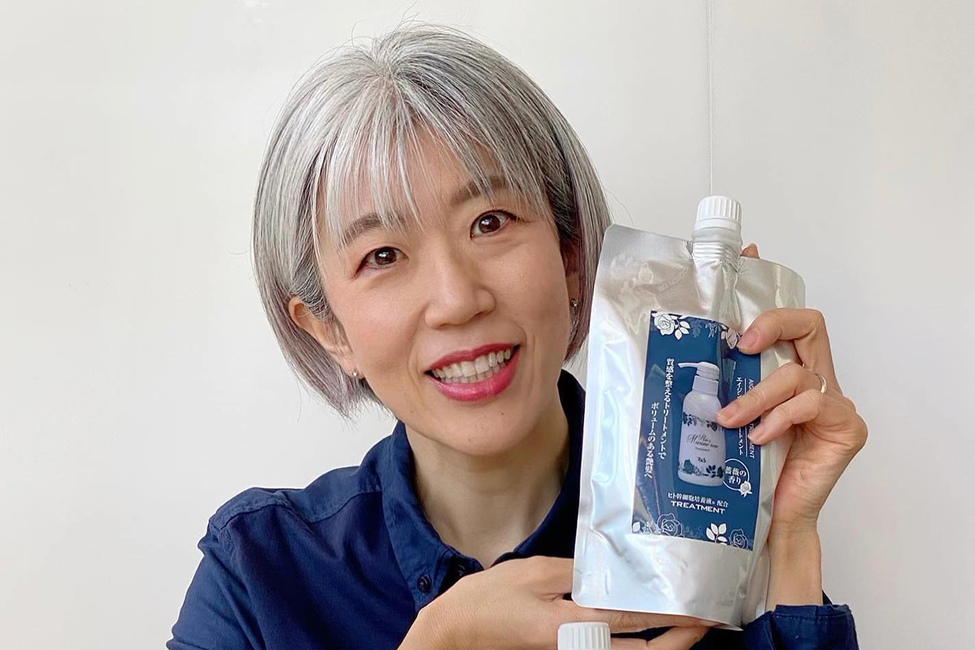 白髪染め世代の髪に自然なツヤとまとまりを感じるヘアケアイメージ