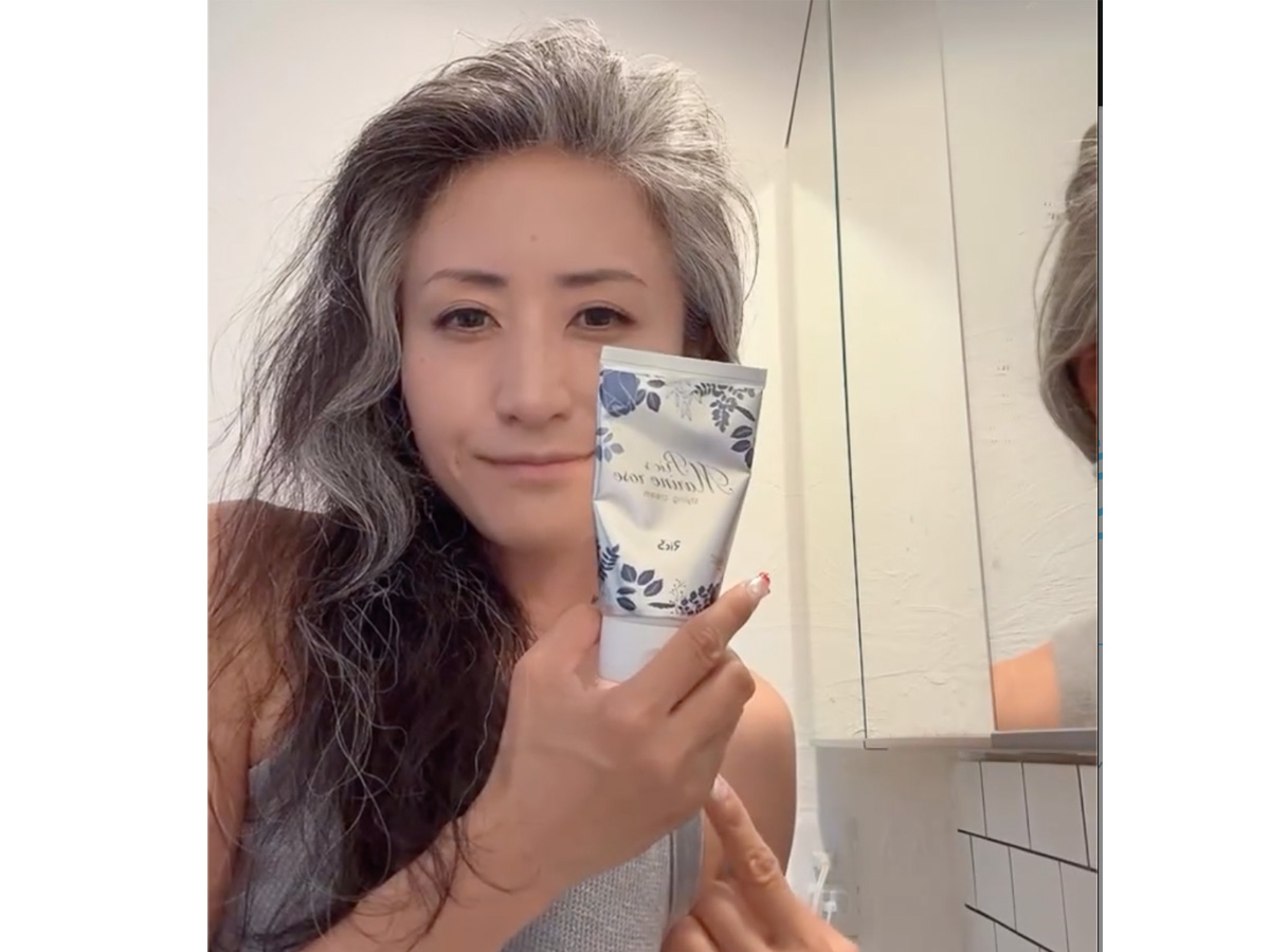 シルバーグレイのショートヘアを上品に楽しむ女性の写真