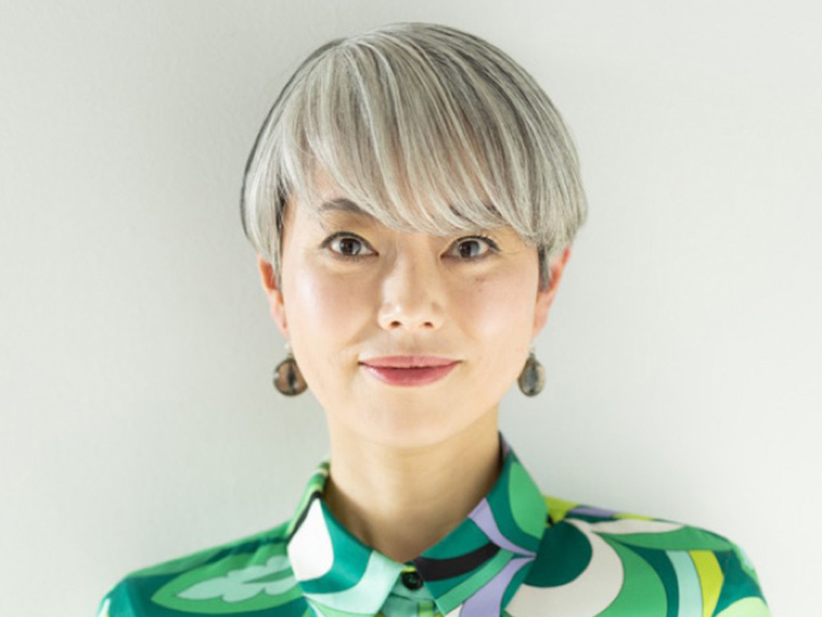 明るいシルバーグレイのショートヘアを楽しむ女性の写真
