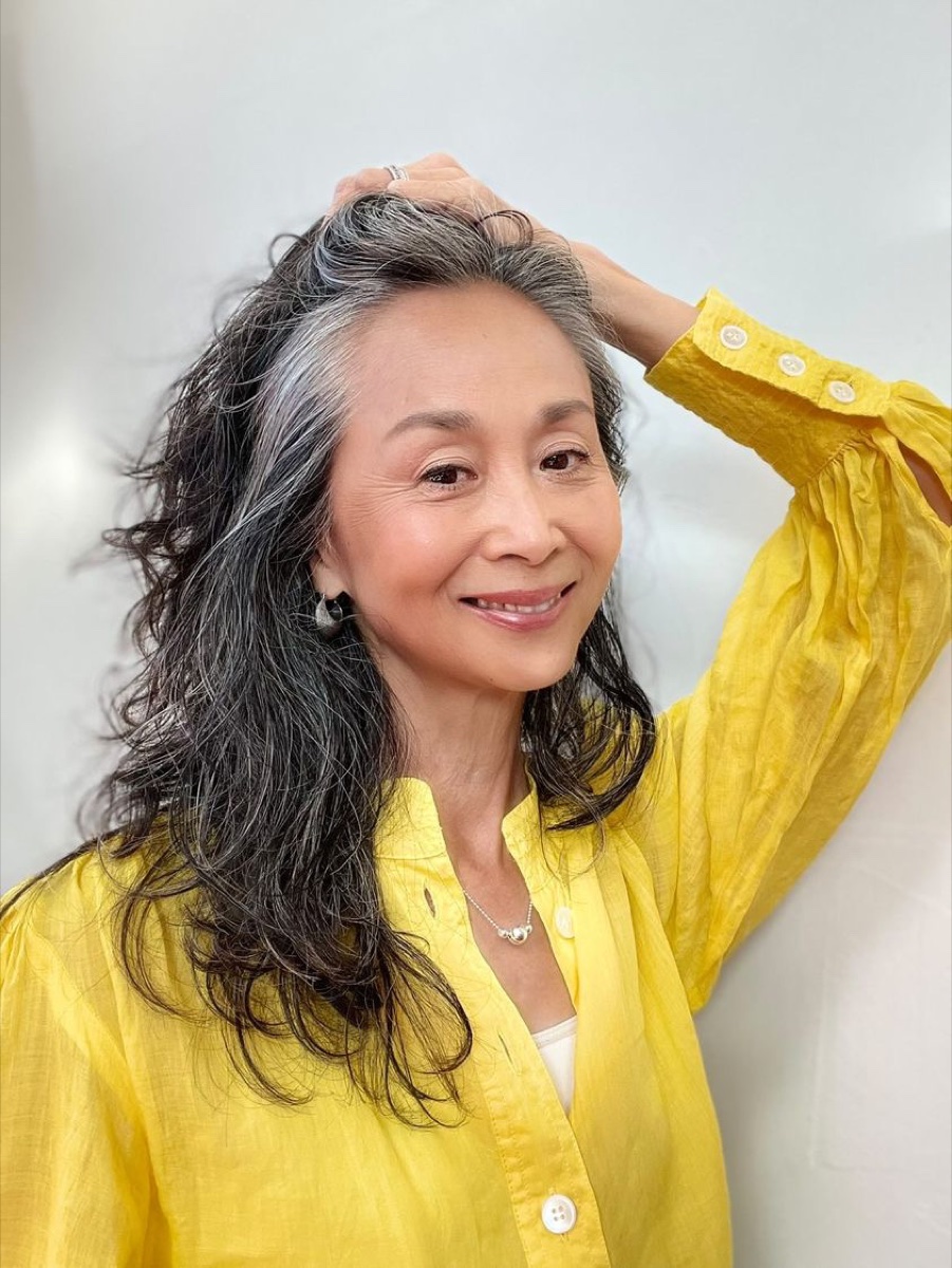 白髪を含む長い髪を自然に楽しむ女性の写真